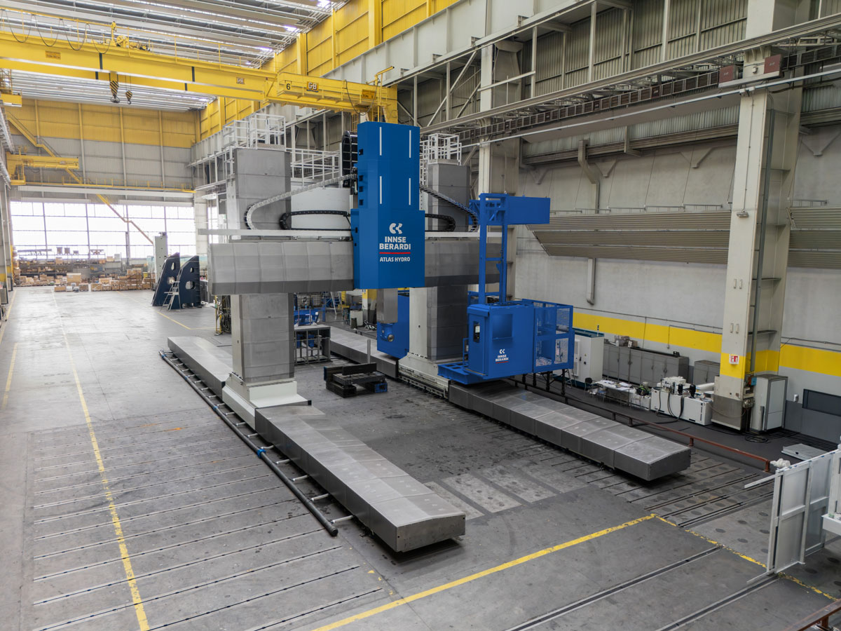 Gantry milling machines for large-scale component machining