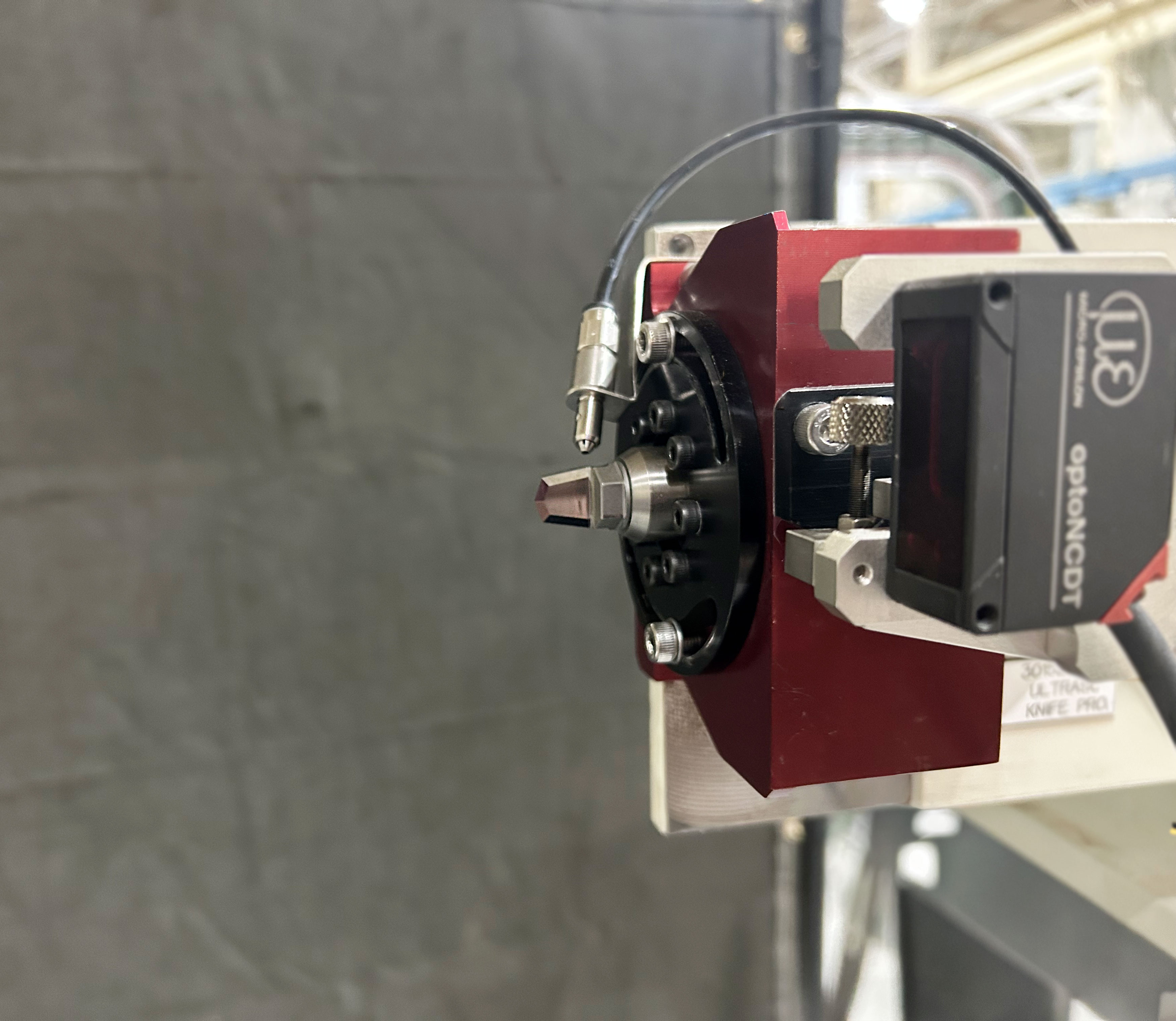 Ultrasonic cutter for composite materials